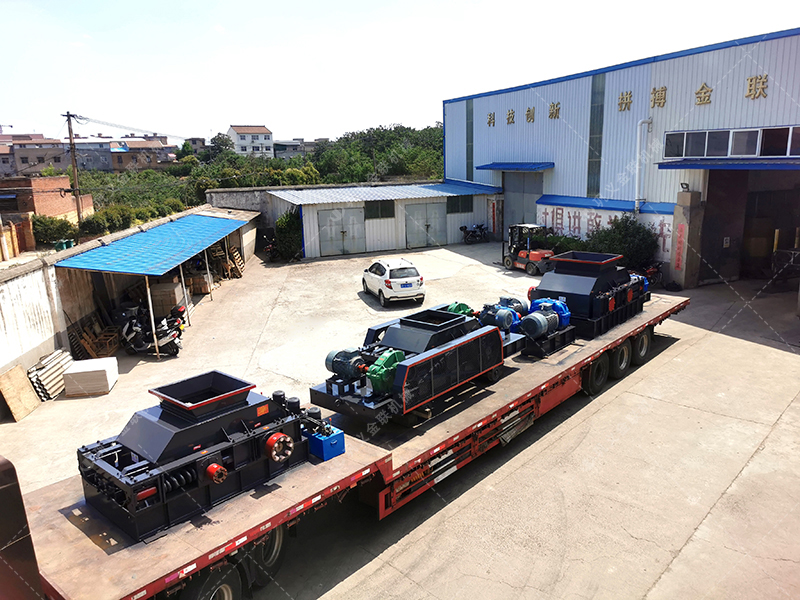 1200*1200雙齒輥破碎機，兩臺900*900軌道移動雙齒輥破碎機發往云南