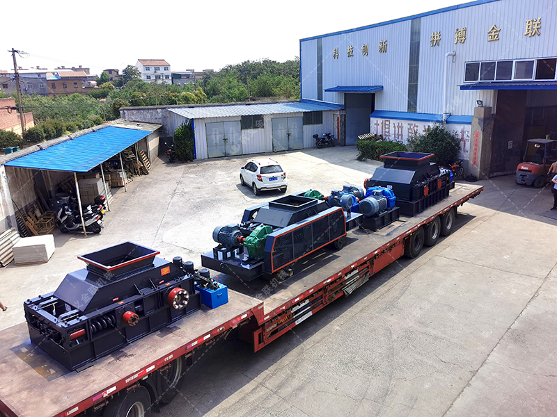 1200*1200雙齒輥破碎機，兩臺900*900軌道移動雙齒輥破碎機發往云南
